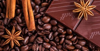 Granos de café y chocolate